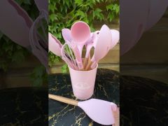 Кухонный силиконовый набор принадлежностей с подставкой 12 предметов Набор поварешек из силикон 0350 Розов video 0
